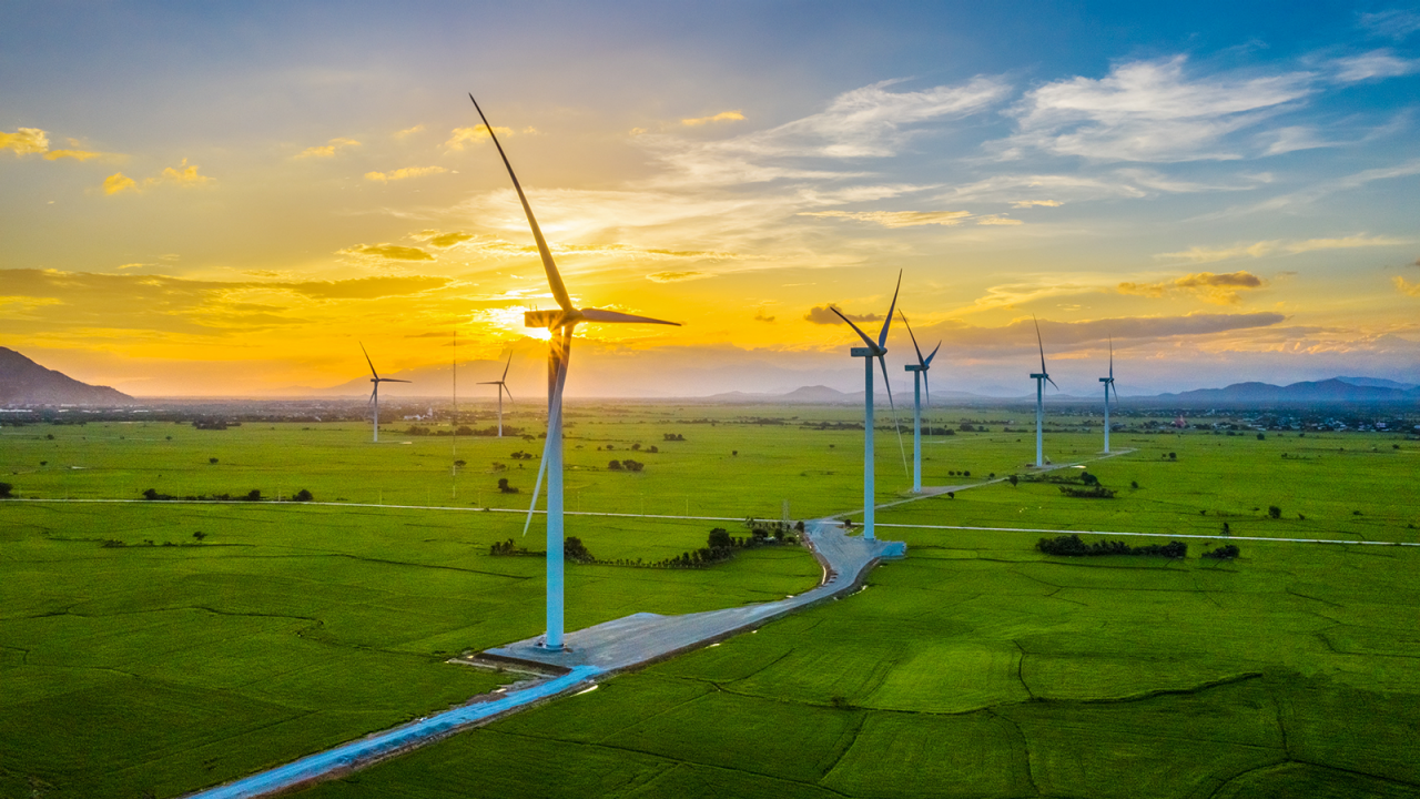 Paysage avec turbines produisant de l'électricité verte, Eoliennes pour la production d'électricité, Eoliennes générant de l'électricité dans la rizière de Phan Rang, Ninh Thuan, au Vietnam. Concept d'énergie propre.