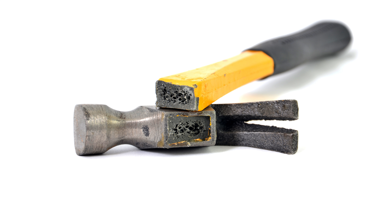Marteau cassé avec poignée jaune et poignée noire