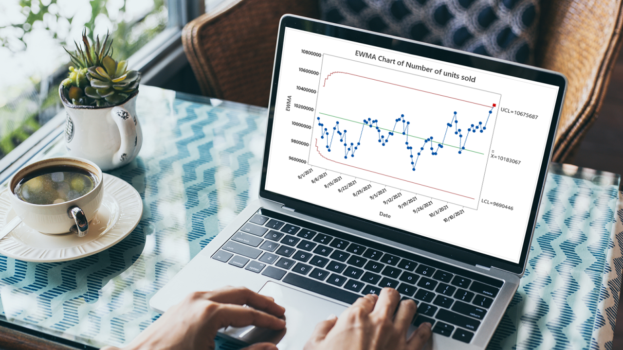 커피숍 책상에서 노트북을 사용 중인 여성
