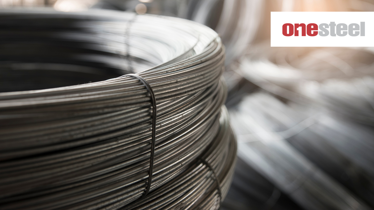 Fio de aço para abraçadeira em um canteiro de obras.